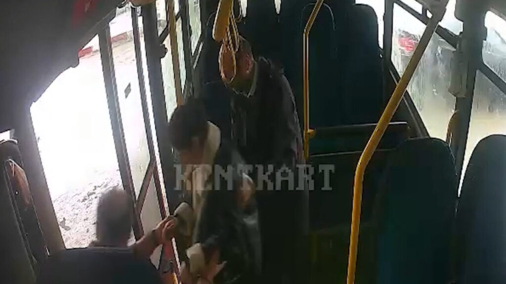 insanlik-olmedi-dedirten-olay-hastalanan-yolcuyu-hastane-yetistirdi-Lj7eUcjn