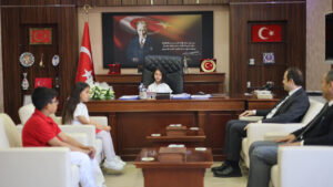 kaman-kaymakami-engin-tok-23-nisanda-makamini-ogrenci-elif-kilica-devretti-ZsBz5url