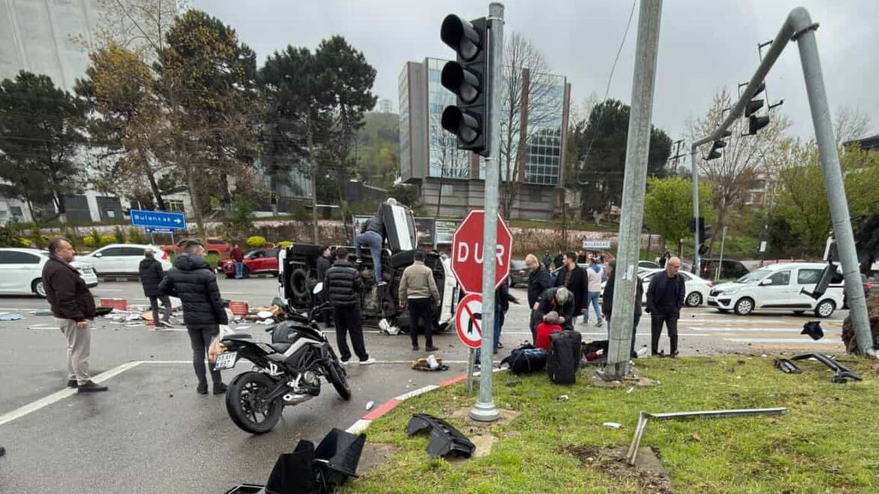 Karadeniz Sahil Yolu’nda Kamyonet Direğe Çarptı: Yaralılar Hastaneye Kaldırıldı
