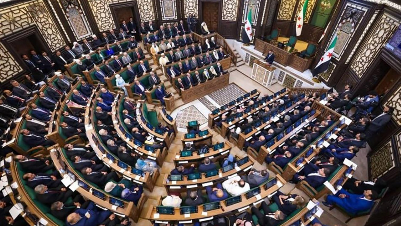 Suriyede tarihi oturum yeni halk parlamentosu ilk kez toplandi pmTAJ1f3